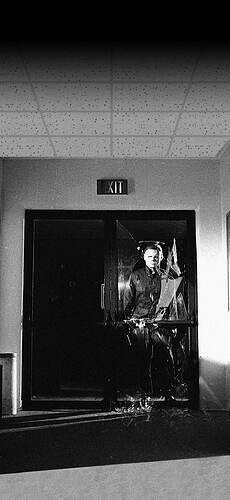 halloween-ii-michael-walking-through-glass-doors_iphone-x